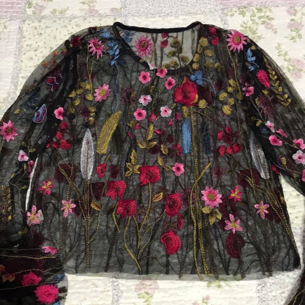 ✨LAST CHANCE✨ Embroidered Top